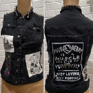 Patch work black sleeveless denim vest with pockets